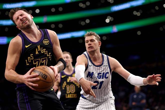 LA 레이커스 루카 돈치치가 25일 올랜도전에서 모리츠 와그너에게 눈을 찔린 뒤 고통스러워하고 있다. AFP연합뉴스