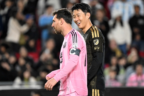 LAFC 손흥민이 22일 MLS 인터 마이애미와 개막전에서 리오넬 메시와 대화하고 있다. AFP연합뉴스