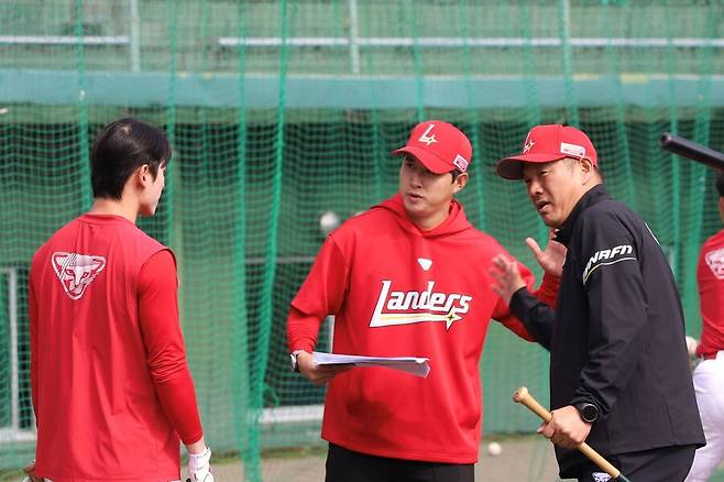 ▲ 야마사키 인스트럭터는 한국과 일본 야구의 가장 큰 차이점으로 연습의 지속력을 뽑았다 ⓒSSG랜더스