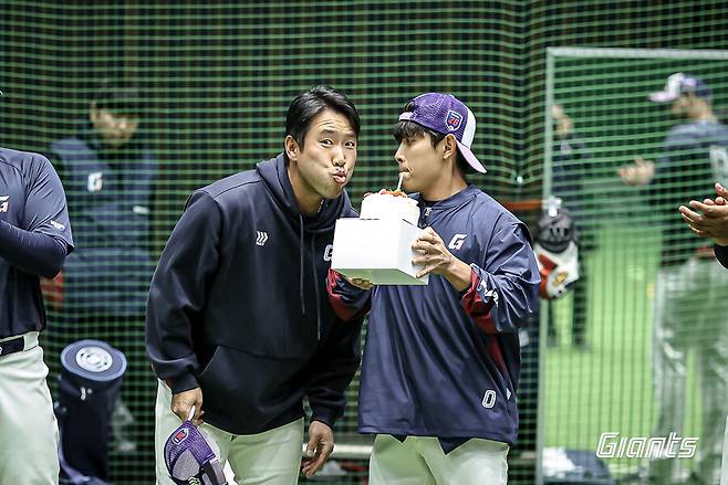 ▲ 2월 25일 미야자키 스프링캠프에서 선수들에게 생일 축하를 받고 있는 전준우. ⓒ롯데 자이언츠