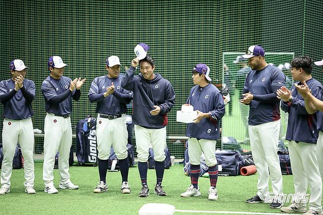▲ 2월 25일 미야자키 스프링캠프에서 선수들에게 생일 축하를 받고 있는 전준우. ⓒ롯데 자이언츠