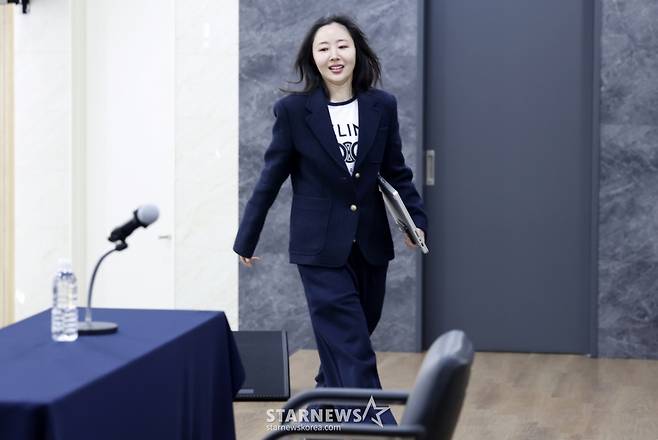 오케이 레코즈 대표 민희진이 25일 서울 종로구 교원 챌린지홀에서 열린 1심 소송 결과와 향후 계획 발표를 위한 기자회견장에 들어서고 있다. /2026.02.25 /사진=김휘선 hwijpg@