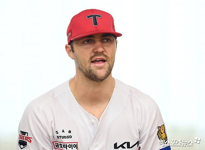 KIA 타이거즈 외국인 투수 제임스 네일이 25일 일본 오키나와 킨 스타디움에서 불펜 피칭을 실시한 뒤 취재진과 인터뷰를 진행했다. 사진 고아라 가지