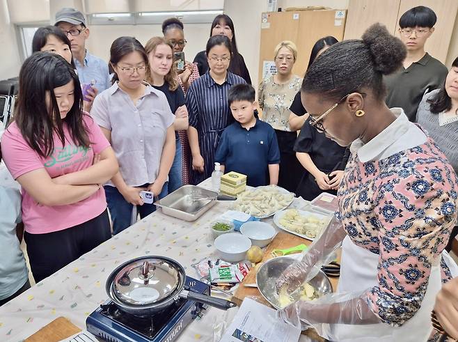 탄자니아 요리 만드는 법을 시연하고 있다. [차바 여사 제공]