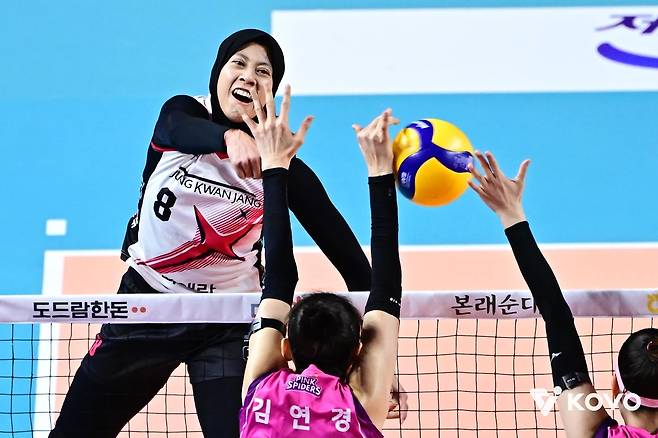 정관장 소속으로 뛸 때 공격하는 메가(맨 왼쪽) [한국배구연맹 제공. 재판매 및 DB 금지]