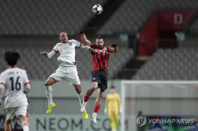 공 다투는 야잔과 펠리페 (서울=연합뉴스) 4일 서울월드컵경기장에서 열린 2025-2026 아시아축구연맹(AFC) 챔피언스리그 엘리트(ACLE) 리그 스테이지 4차전 FC서울과 청두 룽청의 경기. 서울 야잔과 청두 펠리페가 공을 다투고 있다. 2025.11.4 [한국프로축구연맹 제공. 재판매 및 DB 금지] photo@yna.co.kr