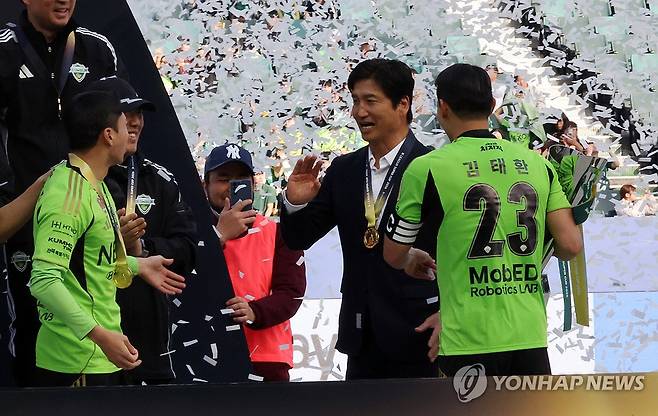 트로피 손대지 않는 정정용 감독 (전주=연합뉴스) 나보배 기자 = 21일 전북 전주월드컵경기장에서 열린 '쿠팡플레이 K리그 슈퍼컵 2026' 전북 현대와 대전 하나 시티즌 경기에서 전북 정정용 감독이 주장 김태환이 건네는 트로피를 받지 않고 뒤로 물러서고 있다. 2026.2.21 warm@yna.co.kr