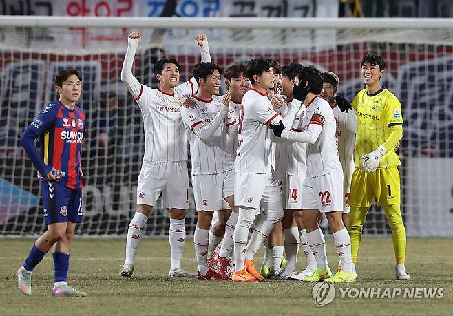 '승격의 기쁨' (수원=연합뉴스) 이지은 기자 = 8일 수원종합운동장에서 열린 프로축구 승강 플레이오프 2차전 수원FC와 부천FC의 경기. 3대2로 승리하며 1부 승격한 부천FC 선수들이 기뻐하고 있다. 2025.12.8 jieunlee@yna.co.kr