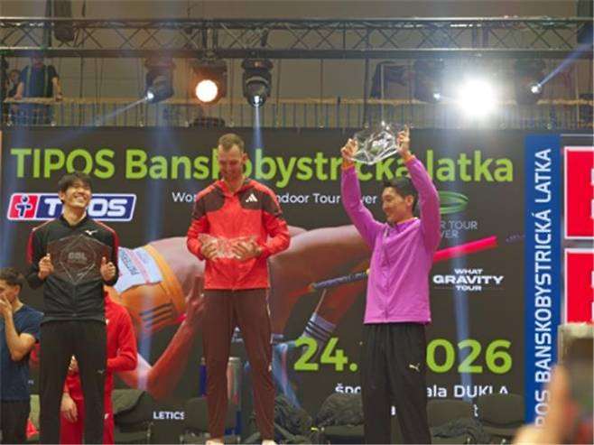 3위 차지한 우상혁(오른쪽) 우상혁이 25일(한국시간) 슬로바키아 반스카비스트리차에서 열린 2026 세계육상연맹 인도어 투어 실버 반스카비스트리차 실내높이뛰기 대회에서 3위에 오른 뒤 트로피를 들고 활짝 웃고 있다. [대한육상연맹 제공. 재배포 및 DB 금지]