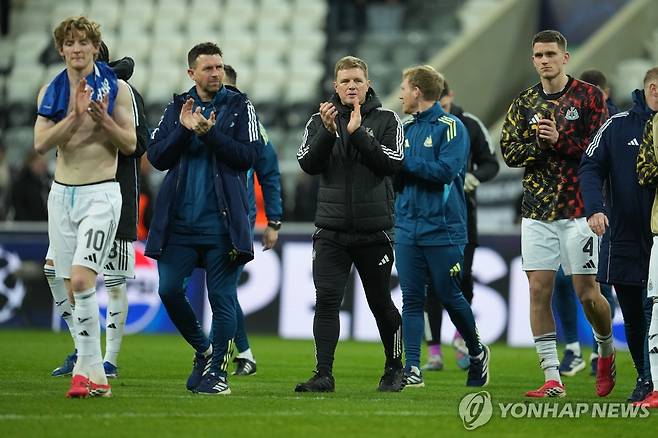 UCL 16강 진출을 축하하는 뉴캐슬 선수들 [AP=연합뉴스]