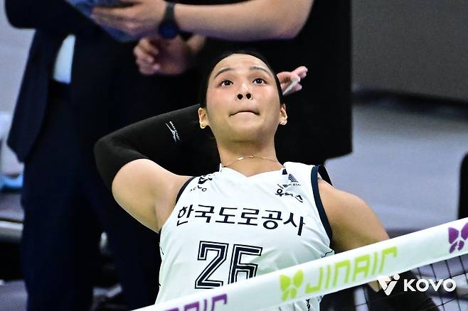 공격하는 한국도로공사의 타나차 [한국배구연맹 제공. 재판매 및 DB 금지]
