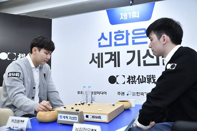 세계 기선전 결승 1국에서 승리한 박정환 9단(왼쪽) [한국기원 제공. 재판매 및 DB 금지]