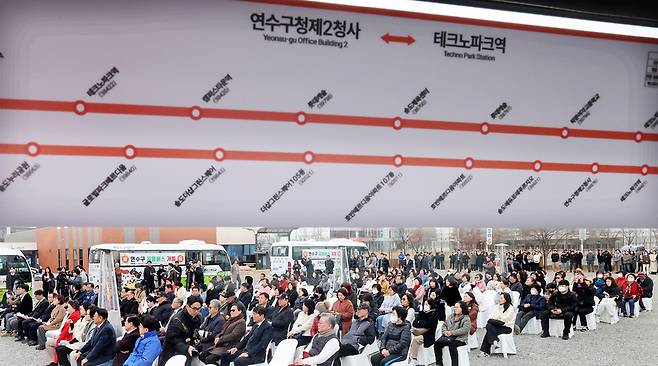 ▲ 26일 인천 연수구 제2청사에서 연수구 공영버스 개통식이 열리고 있다. 구는 대중교통 취약지역 해소를 위해 공영버스 3개 노선을 신설하고 다음 달 3일부터 정식 운행에 들어간다. /이재민 기자 leejm@incheonilbo.com