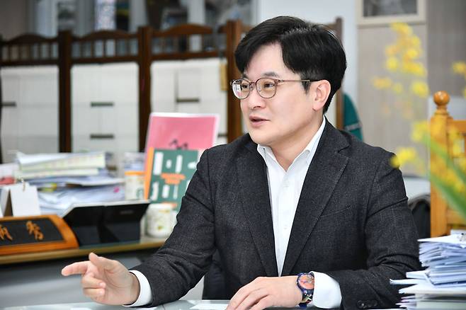 김병수 김포시장이 중부일보와 인터뷰를 하고 있다. 사진=김포시청