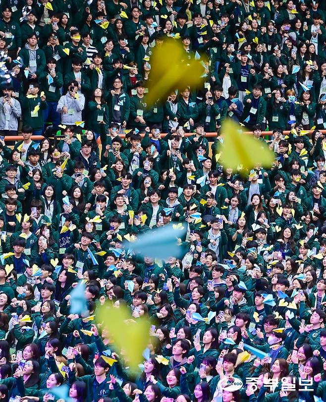 26일 오후 수원시 장안구 성균관대학교 자연과학캠퍼스 수성관에서 열린 성균관대학교 2026학년도 입학식에서 신입생들이 희망 종이비행기 날리기 행사를 하고 있다. 임채운기자