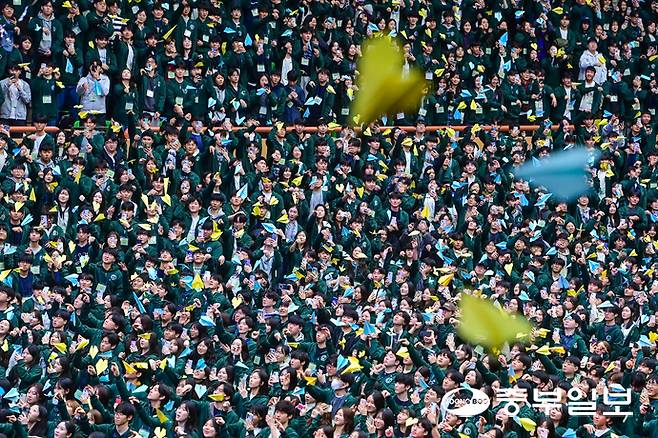 26일 오후 수원시 장안구 성균관대학교 자연과학캠퍼스 수성관에서 열린 성균관대학교 2026학년도 입학식에서 신입생들이 희망 종이비행기 날리기 행사를 하고 있다. 임채운기자