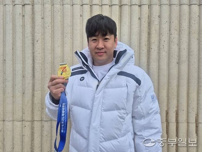 26일 강원 평창 알펜시아 올림픽슬라이딩 센터에서 열린 남자 일반부 루지 1인승 경기서 우승한 박진용(경기도루지경기연맹)이 기념사진을 찍고 있다. 평창=이건우기자