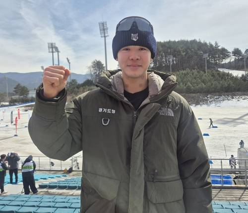 26일 강원 평창 알펜시아 크로스컨트리 경기장서 열린 제107회 전국동계체육대회 크로스컨트리 남자 일반부 프리 15㎞ 경기서 우승한 이준서(경기도청)이 기념사진을 찍고 있다. 평창=이건우기자