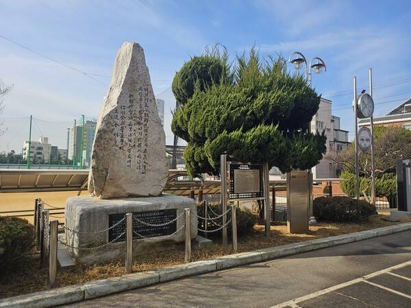 동구 창영초등학교 내 세워진 '3·1 독립만세운동 인천지역 발상지' 기념비.