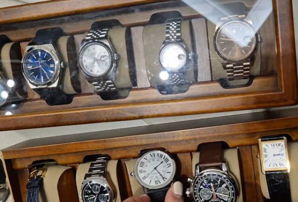 대전 고급주택에 사는 B씨 집 수색에서 발견된 롤렉스 시계등 고급시계./연합뉴스