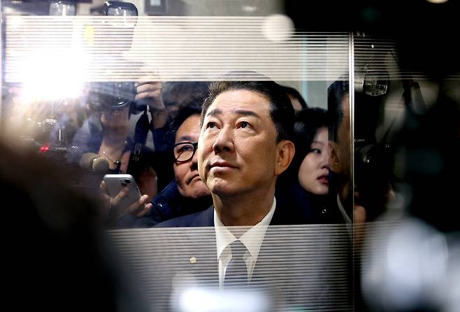 각종 의혹으로 당 윤리심판원으로부터 제명 결정 처분을 받은 더불어민주당 김병기 의원이 지난달 19일 국회 소통관에서 기자회견을 열고 "재심을 신청하지 않고 (당을) 떠나겠다"고 밝힌 뒤 엘리베이터를 타기 위해 기다리고 있다. 연합뉴스