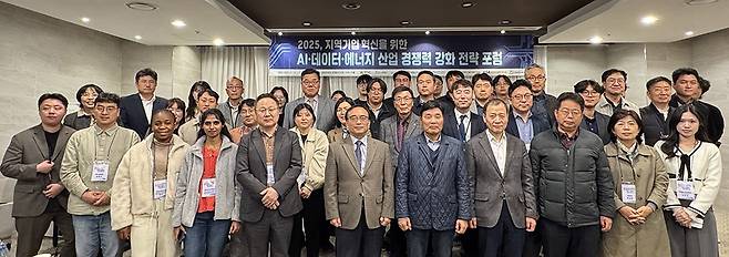 국립순천대학교가 지역 특화 경쟁력 강화와 교육·연구·산학협력 모델 고도화로 지역 중심 대학 도약에 박차를 가하고 있다. 사진은 지역 기업 혁신을 위한 AI·데이터·에너지 산업 경쟁력 강화 전략 포럼에서 참석자들이 기념 촬영을 하고 있는 모습.<순천대 제공>