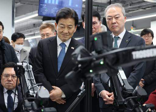 전북대학교 피지컬AI 실증랩 찾은 정동영 장관 (전주=연합뉴스) 나보배 기자 = 통일부 장관인 더불어민주당 정동영(전북 전주병) 의원이 13일 '전북대학교 피지컬AI 실증랩'을 찾아 연구진으로부터 성과를 듣고 있다. 2026.2.13 warm@yna.co.kr (끝) <저작권자(c) 연합뉴스, 무단 전재-재배포, AI 학습 및 활용 금지>