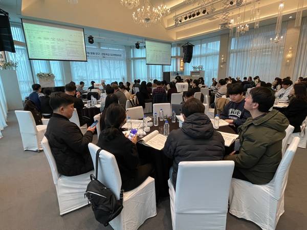 경남교육청이 26일 인공지능·디지털 활용 연구·선도 학교 담당 교원을 대상으로 오리엔테이션을 하고 있다. / 경남교육청