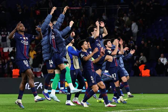 PSG 선수들이 26일 프랑스 파리의 파르크 데 프랭스에서 열린 2025-2026 UEFA 챔피언스리그 16강 플레이오프 AS 모나코와의 2차전을 승리로 이끈 뒤 팬들 앞에서 세리머니를 하고 있다. EPA 연합뉴스