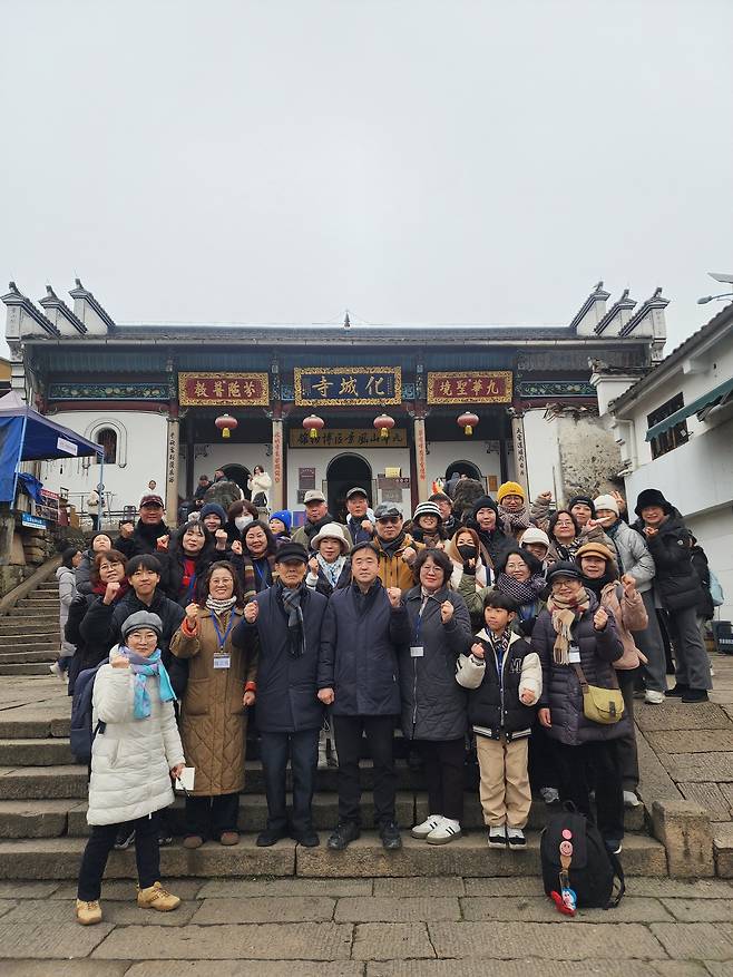 츠저우 화성사 앞에서 POST APEC 경주시민세계홍보단이 포즈를 취했다. 화성사는 김교각 스님이 수행한 절로 지우화산 성지의 중심사찰이다.