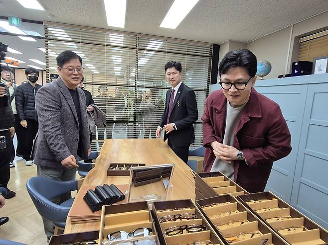 한동훈 전 국민의힘 대표가 26일 대구 북구 제3공단에 위치한 한 안경 업체를 방문해 안경테를 고르고 있다.