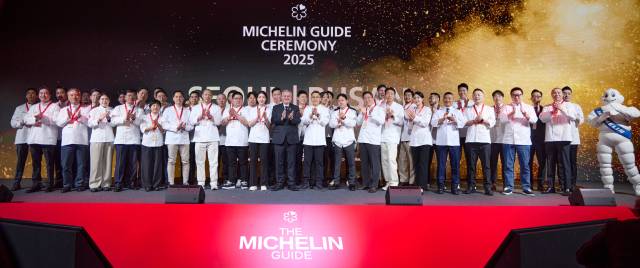 지난해 열린 ‘미쉐린 가이드 서울&부산 2025’ 발간 행사에서 1·2·3스타 레스토랑에 이름을 올린 셰프들이 기념 사진을 찍고 있다. 미쉐린 가이드 제공