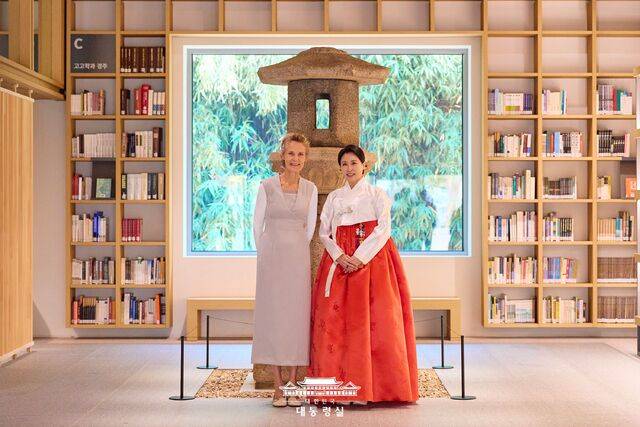 경주 APEC 기간에 김혜경 영부인과 캐나다 수상 부인이 천년서고에서 기념촬영하고 있다. 국립경주박물관 제공