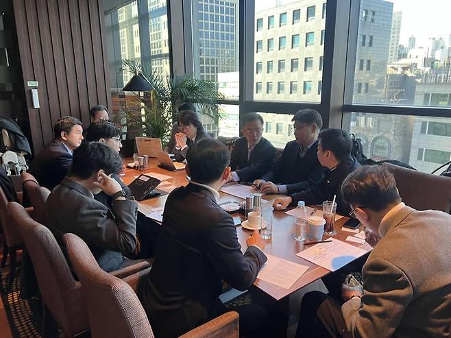 김석기 국토부 건설정책국장(사진 가운데)이 주재한 스마트건설 스타트업 지원 및 제도 개선 간담회에서 참석자들이 토의하고 있다.