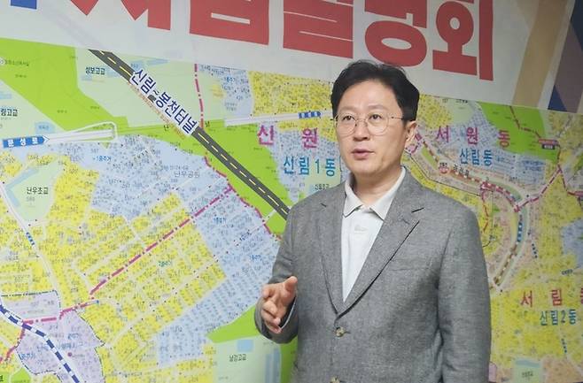 권기백 신림5구역 재개발 추진준비위원장이 서울 관악구 재개발 추진준비위원회 사무실에서 사업 내용을 설명하고 있다. /사진:신림5구역 재개발 추진준비위원회 제공