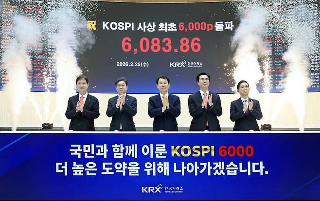 25일 코스피 사상 최초 6000p 돌파 기념식에서 사진 촬영을 하고 있다. 왼쪽부터 이찬진 금융감독원장, 이억원 금융위원장, 정은보 한국거래소 이사장, 강민국 국회 정무위원회 간사, 황성엽 금융투자협회장.(제공=한국거래소)
