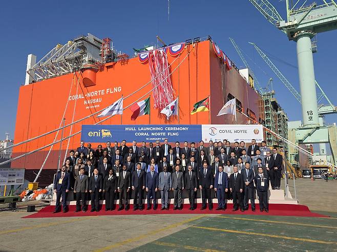 지난달 16일 삼성중공업 거제조선소에서 열린 '코랄 노르트' FLNG 진수식에서 관계자들이 기념 촬영을 하고 있다./삼성중공업