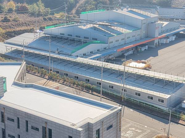 일광폴리머가 충남 서천공장에 698.81kW 규모 태양광 발전 설비를 완공하고 가동을 시작했다. 재생에너지로 생산 공정 전력을 공급해 탄소 배출을 줄이고, ESG 경영과 에너지 자립 실현을 본격화한다. 일광폴리머 제공