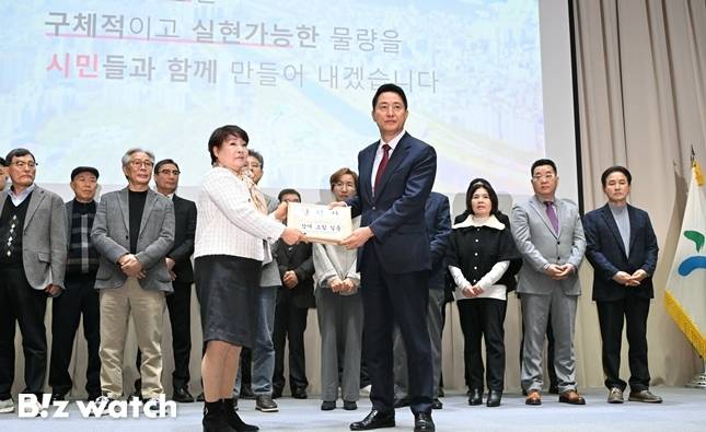 오세훈 서울시장(오른쪽)이 서정숙 청량리8구역 조합장으로부터 탄원서를 전달받았다./사진=서울시