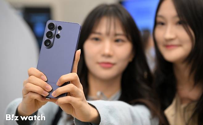 삼성전자의 3세대 AI폰 '갤럭시 S26 시리즈'가 공개된 26일 오전 서울 서초구 삼성 강남에 '갤럭시 S26 시리즈' 제품들이 전시되고 있다./사진=이명근 기자 qwe123@