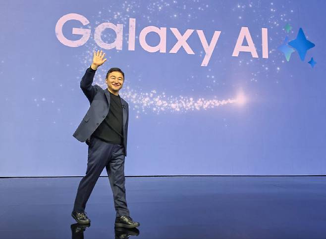 25일(현지시간) 미국 샌프란시스코에 위치한 팰리스 오브 파인 아트에서 개최된 '갤럭시 언팩 2026(Galaxy Unpacked 2026)' 행사에서 삼성전자 대표이사 노태문 DX부문 사장이 세대 AI폰 '갤럭시 S26 시리즈'를 소개하고 있다. 사진=삼성전자