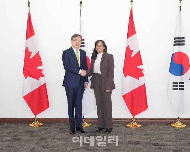 조현 외교부 장관(왼쪽)과 아니타 아난드 캐나다 외교장관이 25일(현지시간) 캐나다 오타와에서 한-캐나다 외교장관회담을 개최했다. [외교부 제공]