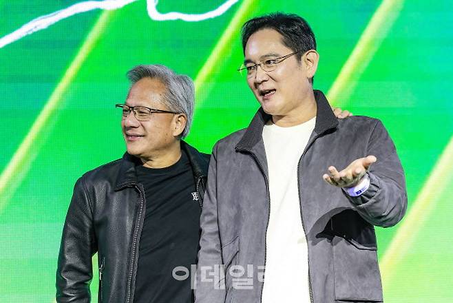 젠슨 황 엔비디아 최고경영자와 이재용 삼성전자 회장이 30일 서울 코엑스에서 열린 엔비디아의 그래픽카드(GPU) 지포스 출시 25주년 행사에 참석해 있다 (사진=이데일리 김태형 기자)