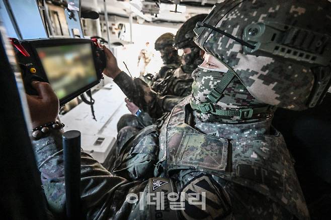 K-CEV 내에서 운용인원이 폭발물탐지제거로봇을 원격으로 조종하고 있다. (사진=육군)