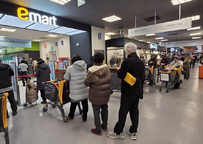 26일 오전 이마트 용산점 입구에서 고래잇 페스타 개장을 기다리며 줄을 선 고객들. (사진=한전진 기자)