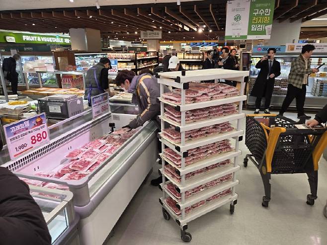 이마트 용산점 직원이 다단 선반 카트에 삼겹살 팩을 실어 매대에 보충하고 있다. (사진=한전진 기자)