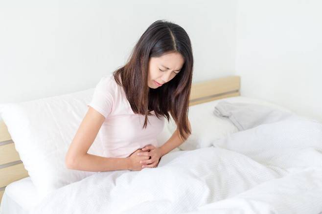 복부 팽만이나 소화 불편 같은 증상은 난소암의 초기 신호일 수 있다. 증상이 뚜렷하지 않아 발견이 늦어지는 경우가 많다. 사진=클립아트코리아