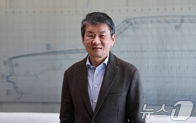 정몽규 포니정재단 이사장이 12일 서울 종로구 포니정재단에서 가진 뉴스1과 인터뷰에 앞서 포즈를 취하고 있다. 2026.2.12 ⓒ 뉴스1 김도우 기자