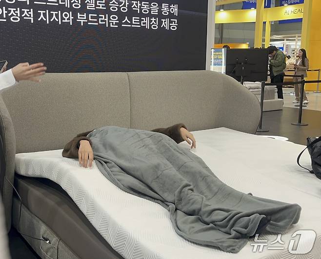 '비렉스 스트레칭 모션베드' 제품은 단계를 설정해 허리 스트레칭을 할 수 있다. ⓒ 뉴스1 신민경 기자