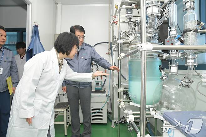 오유경 식품의약품안전처장이 지난 2024년 9월 26일 국가필수의약품 '아세트아미노펜'의 제조공정 기술을 개발하고 있는 제약사 '엠에프씨'를 방문해 개발 현장을 점검하고, 국가필수의약품 국산화 사업에 참여하는 업체들과 간담회를 가졌던 모습.(식품의약품안전처 제공)